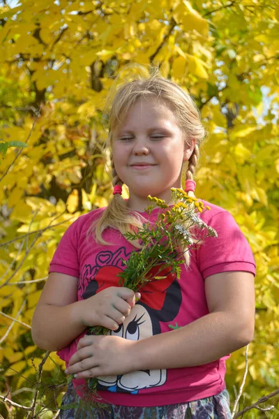 Portret Pięknej Dziewczyny Kwiatami — Zdjęcie stockowe