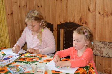 Çocuklar evde plastikten el sanatları yapıyorlar.