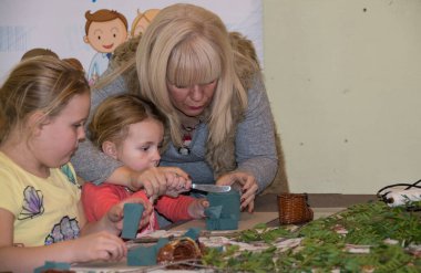 Usta sınıfındaki çocuklar taze çiçeklerden el işi yapıyorlar..