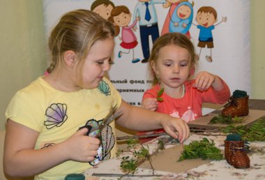 Usta sınıfındaki çocuklar taze çiçeklerden el işi yapıyorlar..