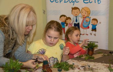 Usta sınıfındaki çocuklar taze çiçeklerden el işi yapıyorlar..