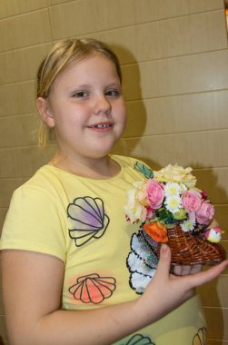 Usta sınıfındaki çocuklar taze çiçeklerden el işi yapıyorlar..