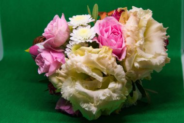 Çocuklar ana sınıfta taze çiçeklerden el sanatları yaptılar..