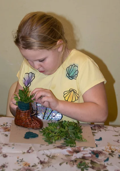 Children Master Class Making Crafts Fresh Flowers — Stock Photo, Image