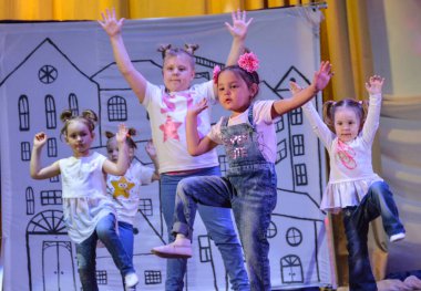 Çocuklar bir festival konserinde sahnede dans ediyorlar.. 