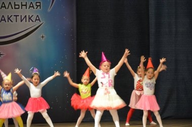 Çocuklar bir festival konserinde sahnede dans ediyorlar.. 