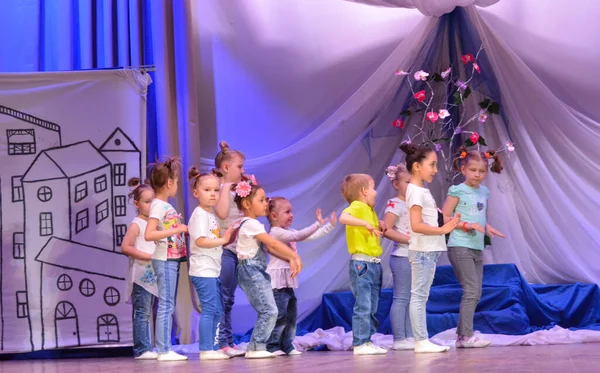Kinder Führen Bei Festlichem Konzert Tanz Auf Der Bühne Auf — Stockfoto