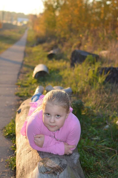 Een Mooi Meisje Loopt Door Straat Geniet Van Het Goede — Stockfoto