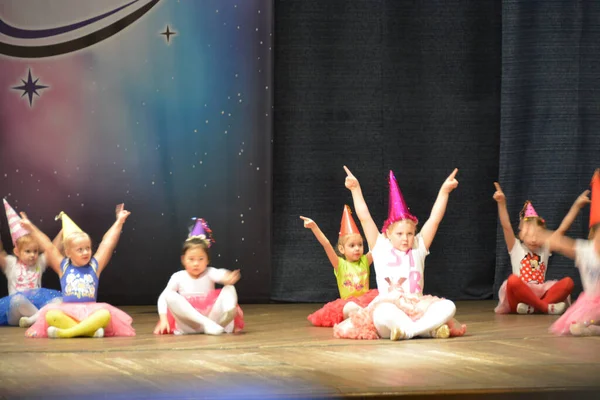 Bambini Eseguono Una Danza Sul Palco Concerto Festivo — Foto Stock