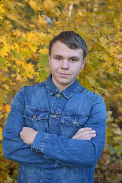 Teenager Walks Street Enjoys Beauty Surrounding World — Stock Photo, Image