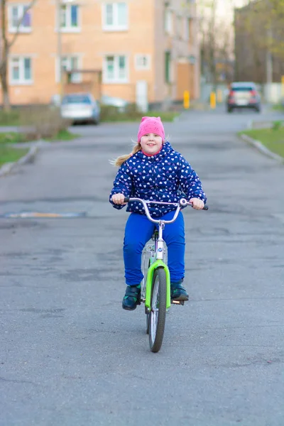 Une Fille Fait Vélo Dans Rue Profite Beau Temps — Photo