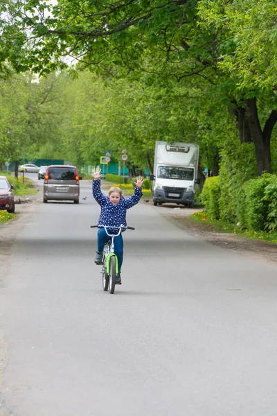Une Fille Fait Vélo Dans Rue Profite Beau Temps — Photo