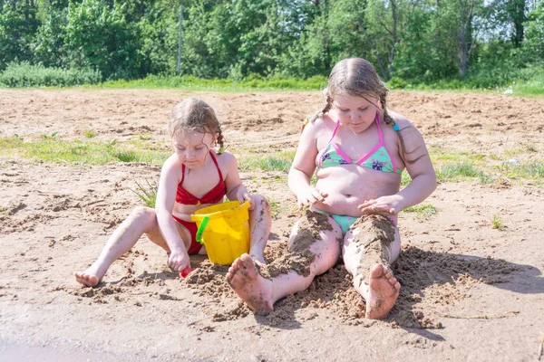Meisjes Spelen Het Zandstrand Bij Het Meer Zomerhitte Rechtenvrije Stockafbeeldingen