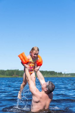 Sıcak bir yaz gününde insanlar suda gülüp eğlenirler.. 