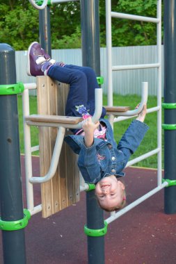 Yılın bu sıcağında bir çocuk spor sahasında spor yapıyor.. 