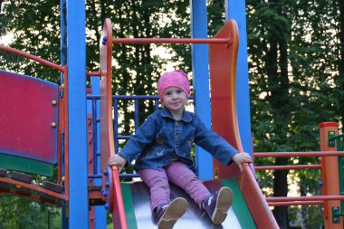 Yılın ılık zamanlarında dışarıda bir çocuk oyun bahçesinde oynuyor.. 