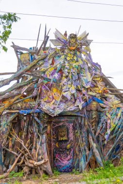 Sanatçı evini ve evin etrafındaki bölgeyi alışılmadık bir şekilde tasarladı. Kuvshinovo. 