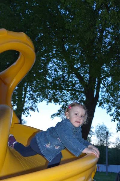 Yılın ılık zamanlarında dışarıda bir çocuk oyun bahçesinde oynuyor.. 