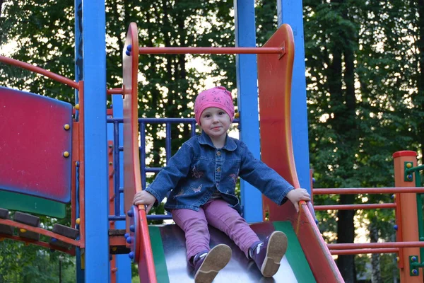 Yılın ılık zamanlarında dışarıda bir çocuk oyun bahçesinde oynuyor.. 