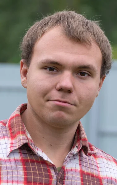 Emotionen Der Teenager Drückt Verschiedene Emotionen Auf Seinem Gesicht Aus — Stockfoto