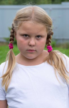 Duygular. Kız yüzünde çeşitli duygular ifade ediyor.. 