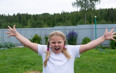 Duygular. Kız yüzünde çeşitli duygular ifade ediyor.. 