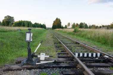 Rusya Demiryolları 'na. Merkezileştirilmemiş okların elle tercümesi için feneri olan bir manuel anahtar mekanizması. Tver Oblastı Sırt Çantası Kuvshinovsky Bölgesi. 