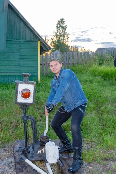 Rus Spoorwegen Een Tiener Probeert Een Werkend Handmatig Schakelmechanisme Vertalen — Stockfoto