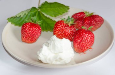 Çok çeşitli olgun sulu çilekler..