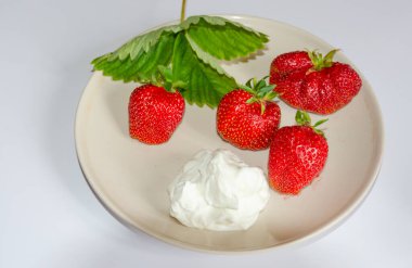 Çok çeşitli olgun sulu çilekler..