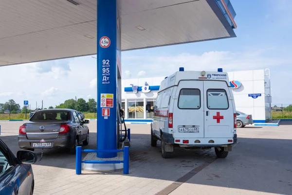 Una Ambulancia Para Una Gasolinera — Foto de Stock