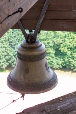 Tapınağın çan kulesindeki çan. Nil Çölü. Nilo - Stolobenskaya Pustyn Manastırı. Tver bölgesi, Rusya.