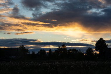  İnanılmaz güzel, akşam gökyüzünde renkli bir gün batımı.