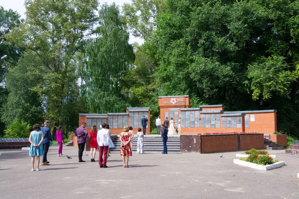 Bruiloftsviering Bij Het Monument Van Tweede Wereldoorlog — Stockfoto