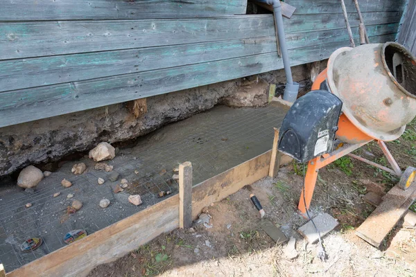Köydeki evin etrafındaki kör bölgenin onarımı..