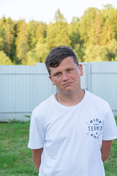 Teenager Vyjadřuje Různé Emoce Jeho Tváři — Stock fotografie