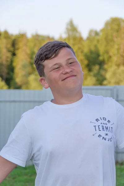 Tiener Drukt Verschillende Emoties Uit Zijn Gezicht — Stockfoto