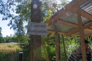 Okovetsky 'nin kutsal pınarında alışveriş tezgahları. Kilise dükkanı. Manastır hamur işleri. Kutsal anahtar. Okovetsky kutsal baharı. Okovtsy, Selizharovsky bölgesi, Tver bölgesi, Rusya. 