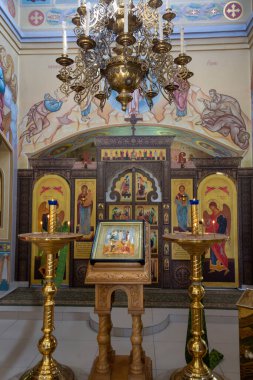 Okovetsky kutsal baharı. Tapınak. Tapınağın dekorasyonu. Okovtsy, Selizharovsky bölgesi, Tver bölgesi, Rusya.  