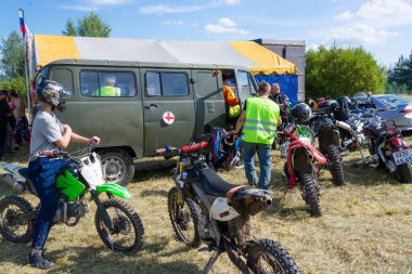 Motokros 2020 'de, katılımcıların geçici bir tabanı. Torzhok, Tver bölgesi, Rusya.