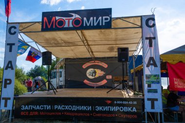 Motokros 2020 'de, katılımcıların geçici bir tabanı. Torzhok, Tver bölgesi, Rusya.