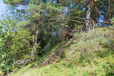 Motokros 2020 'de. Bir motosikletçi engelleri aşarak motosiklet sürer. Torzhok, Tver bölgesi, Rusya. 