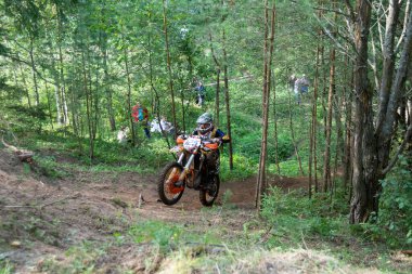 Motokros 2020 'de. Bir motosikletçi engelleri aşarak motosiklet sürer. Torzhok, Tver bölgesi, Rusya. 