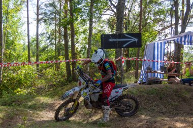 Motokros 2020 'de. Bir motosikletçi engelleri aşarak motosiklet sürer. Torzhok, Tver bölgesi, Rusya. 