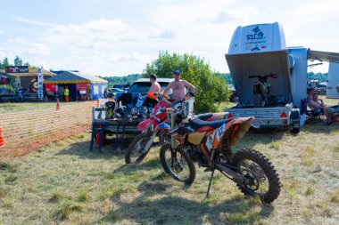 Motokros 2020 'de, katılımcıların geçici bir tabanı. Torzhok, Tver bölgesi, Rusya.