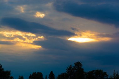  İnanılmaz güzel, akşam gökyüzünde renkli bir gün batımı.