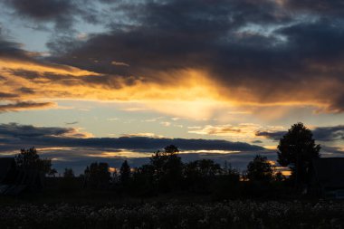  İnanılmaz güzel, akşam gökyüzünde renkli bir gün batımı.