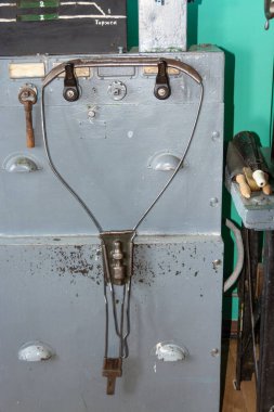 Rus Demiryolları. İstasyon müdürünün copu. Eski tren istasyonundaki sevkiyatçının odasında ekipman var. Tver bölgesi, Rusya.