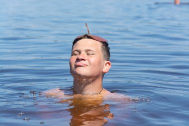 İnsanlar sıcak, güneşli bir yaz gününde suda gülüp eğlenirler.. 