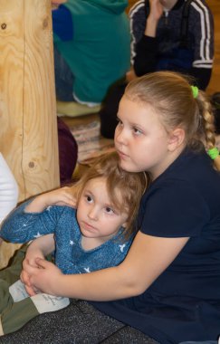 Çocuklar Süt ve Peynir Tarihi Müzesi 'ne gezintiye çıktı. Moskova bölgesi, Rusya. 